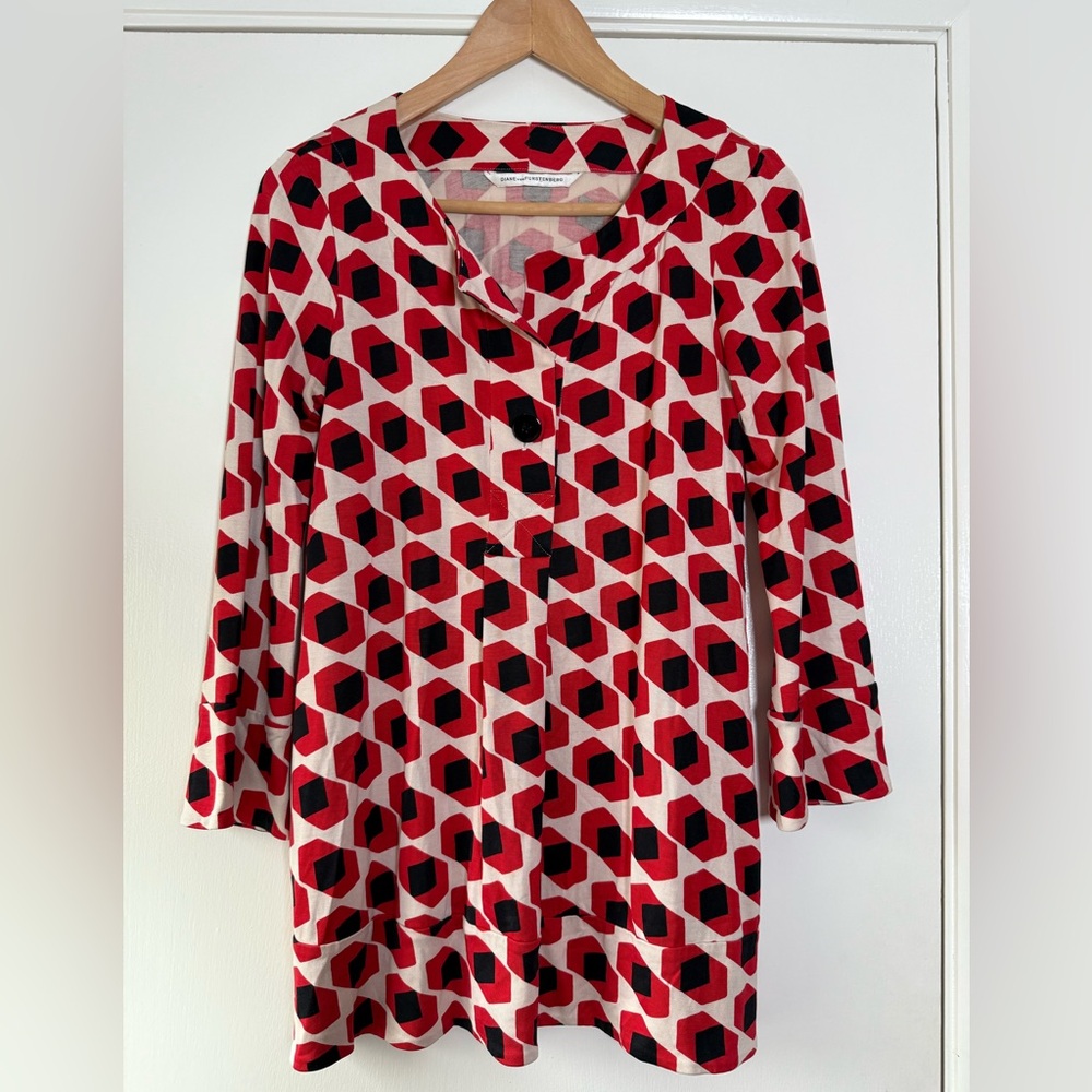 Diane Von Furstenberg Gaby Tunic Top 100% Silk Red Black White Geometric Size 6